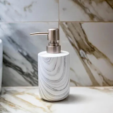 Ango First Floor شقة *