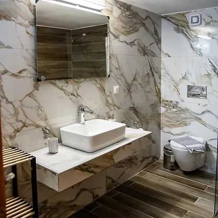 Ango First Floor * Sztavrósz